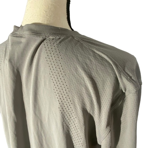 Lululemon Women’s Taupe / Gray Athletic Tech Short Sleeve Shirt Sz 12 - Picture 5 of 12